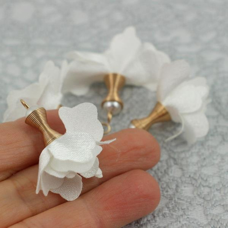 Kwiatek z perełką w tulejce biały 30mm
