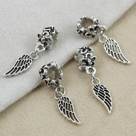 Zawieszka metalowa z krawatką skrzydło srebrne 15x6mm