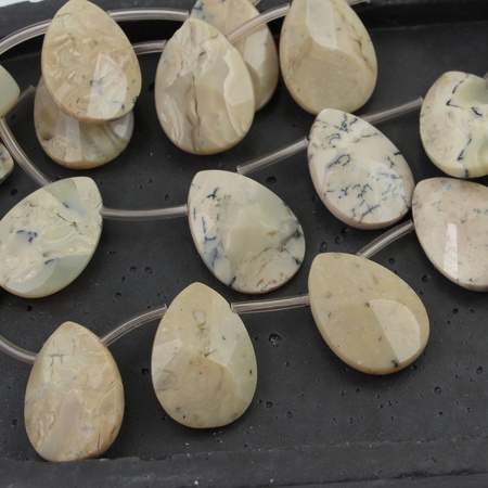 Opal afrykański łezka fasetowana 25x18mm