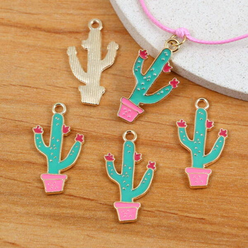 Zawieszka złota emaliowana kaktus 29x15mm