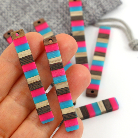 Zawieszka z drewna i żywicy prostokąt paski 51x8mm