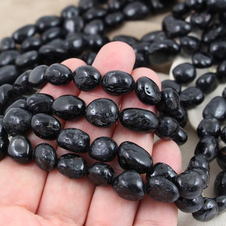 Turmalin czarny nieregularny owal