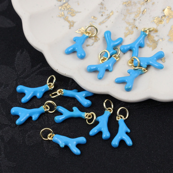 Zawieszka gałazka korala mosiądz złocony emalia niebieska 13mm