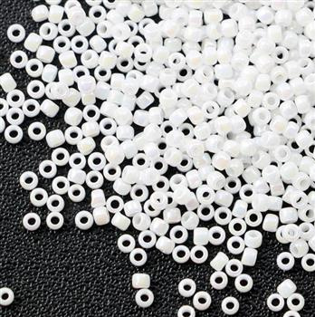 Toho Round 15/0 Opaque-Rainbow White [5g]