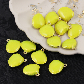 Zawieszka muszla mosiądz złocony emalia limonka 14mm