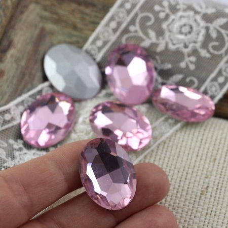 Kaboszon szklany owal fasetowany różowy 25x18mm