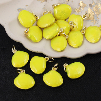 Zawieszka muszla mosiądz złocony emalia limonka 14mm