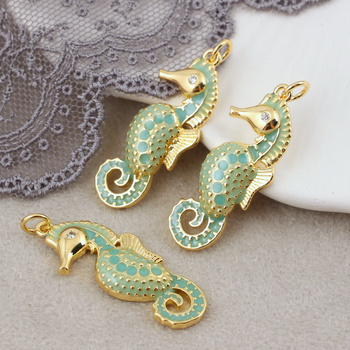 Zawieszka konik morski mosiądz złocony emaliowana zielona 30x11mm