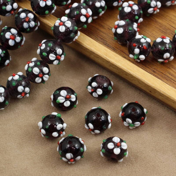 Koralik szklany w kwiatki ciemny fioletowy 13x12mm