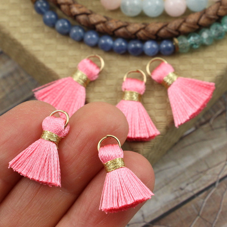 Chwost wiskozowy różowy z ogniwem 20x6mm