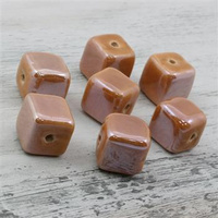 Koralik ceramiczny kostka j. brązowa 17mm