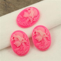 Kaboszon kamea z żywicy różowa 25x18mm
