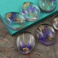 Kaboszon z żywicy zatopione kwiaty owal 20x16mm