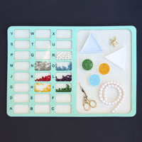 Taca / tablica do projektowania biżuterii z przegródkami miętowa 40x28cm