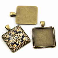 Baza do kaboszonu kwadratowa mosiężna na wisior 25mm [1szt]