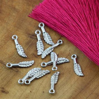 Zawieszka metalowa pióro srebrne 15x4mm [10szt]
