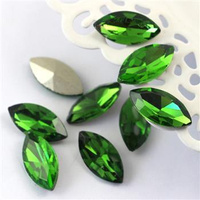 Kaboszon szklany wrzeciono fasetowane green 18x9mm