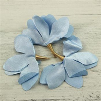 Ozdobny kwiatek satynowy w wysokiej tulejce błękitny 50mm