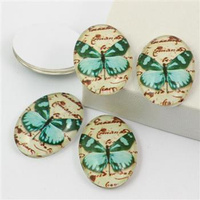 Kaboszon szklany z motylem owal zielony 25x18mm