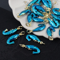 Zawieszka krewetka mosiądz złocony emalia niebieski metaliczny 20x9mm