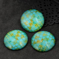 Kaboszon szklany z grafiką łuska węża moneta 30mm