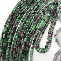 Zoizyt z rubinem kostka fasetowana 2,5mm [sznur 39cm]