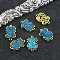 Łącznik w złotej oprawie miś niebieski druza 20x13mm