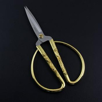 Nożyczki ze złotym uchwytem i długim ostrzem