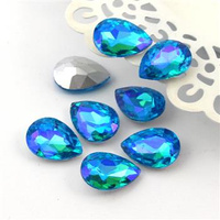 Kaboszon szklany łezka fasetowana zielononiebieska 18x13mm