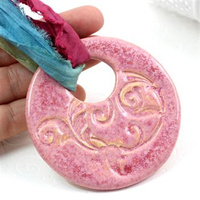 Zawieszka ceramiczna donut różowa 75mm