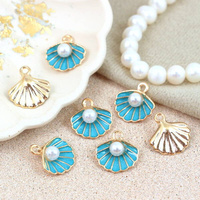 Zawieszka emaliowana złota muszla z perłą 15mm