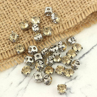 Kaboszon akrylowy kryształek w oprawie beżowy 6x6mm