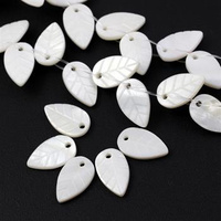 Masa perłowa biały listek rzeźbiony 15x7mm