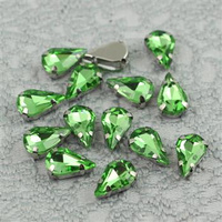 Kaboszon w oprawie łezka fasetowana peridot 13x8mm