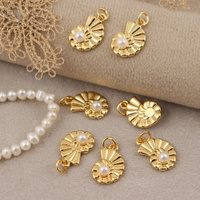 Zawieszka muszla z perłą mosiądz złocony 16x10mm