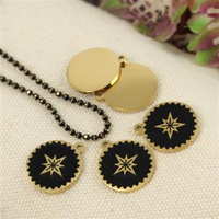 Zawieszka stal szlachetna pozłacana PVD emaliowana róża wiatrów czarna 13mm