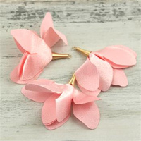 Ozdobny kwiatek satynowy w wysokiej tulejce różowy 50mm