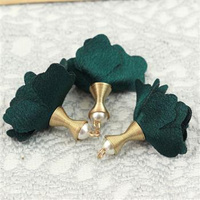 Kwiatek z perełką w tulejce zielony 30mm