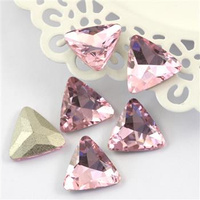 Kaboszon szklany trójkąt fasetowany flamingo 19mm