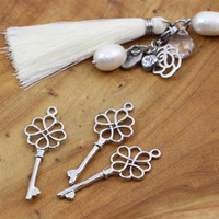 Zawieszka metalowa srebrna klucz 40mm