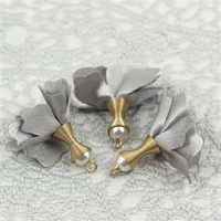 Kwiatek z perełką w tulejce szary 30mm