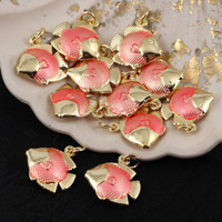 Zawieszka ryba mosiądz złocony emalia róż perłowy 18mm