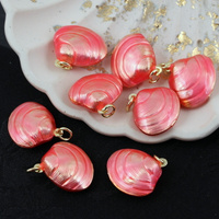 Zawieszka muszla mosiądz złocony emalia róż perłowy 20mm