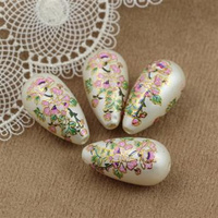 Kropla z żywicy biała w kwiaty 22x12mm