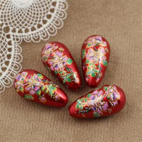 Kropla z żywicy czerwona w kwiaty 22x12mm