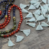 Mini chwost ze srebrnym ogniwem i tulejką błękitny 12x2mm [4szt]