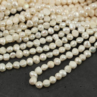 Perła słodkowodna biała nieregularna 6-7mm [sznur 35cm]