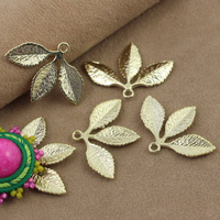 Zawieszka liść potrójny złoty 31x23mm