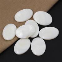 Kaboszon masa perłowa biała owal 25x18mm