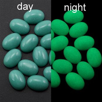 Kaboszon fluorescencyjny owal zielony 18x13mm
